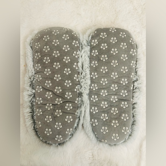 Cozy Gray Faux Fur Slippers - Picture 3 of 5